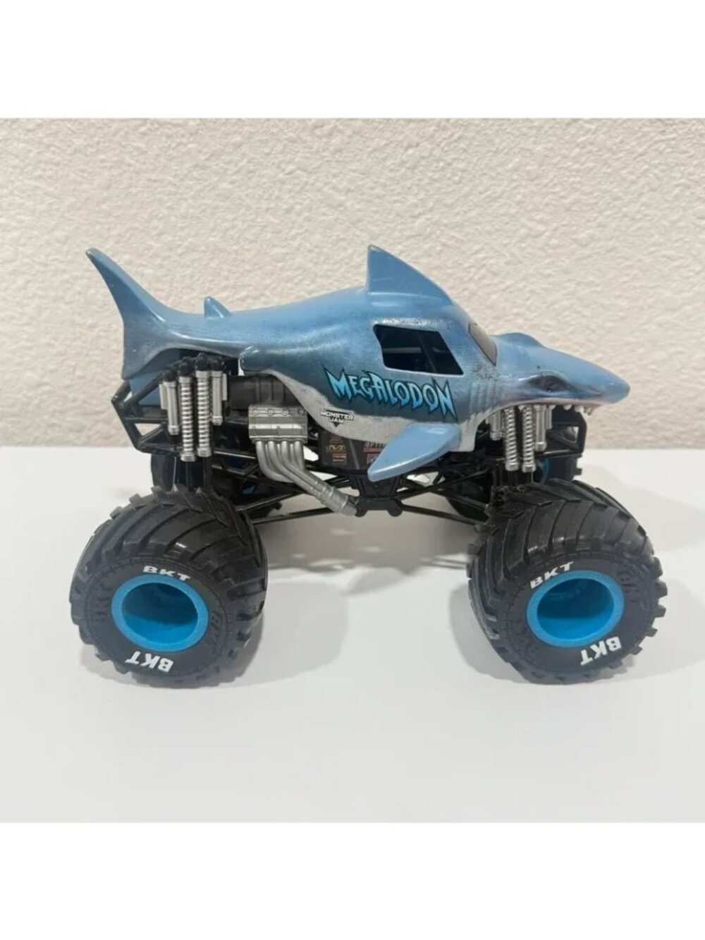 Monster Jam Official Megalodon 1:24 Scale Die-Cast Monster Truck